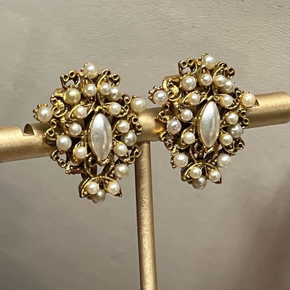 Vintage Florenza Signed Mini Cluster Pearls Clip On Women’s Earrings - Picture 1 of 12
